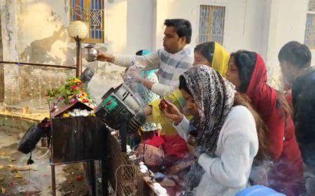 Sambhal : महाशिवरात्रि पर सम्भल में आस्था का महासागर, शिवालयों में उमड़ा श्रद्धालुओं का सैलाब