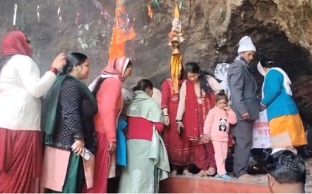 Mussoorie : मसूरी में महाशिवरात्रि पर उमड़ा श्रद्धालुओं का सैलाब, मौसी फॉल मंदिर में हजारों ने किया जलाभिषेक