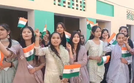 Sambhal : इंडिया–पाकिस्तान मैच को लेकर बच्चों में जबरदस्त जोश, स्कूल परिसर गूंजा ‘हिंदुस्तान जिंदाबाद’ के नारों से