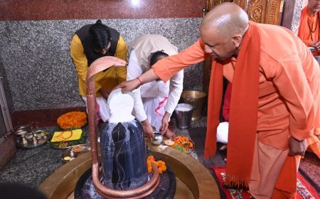 Gorakhpur : मुख्यमंत्री ने रुद्राभिषेक-जलाभिषेक कर की प्रदेशवासियों के सुखमय जीवन की प्रार्थना