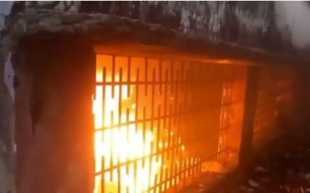 धनबाद के हीरापुर एचई हाई स्कूल में स्टोर रूम में लगी भीषण आग, रविवार शाम कोई जनहानि नहीं।