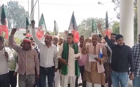 Sambhal: अमेरिका से प्रस्तावित व्यापार डील से किसानों के उत्पाद बाहर रखने की मांग, सम्भल में किसान संगठनों ने सौंपा ज्ञापन। 