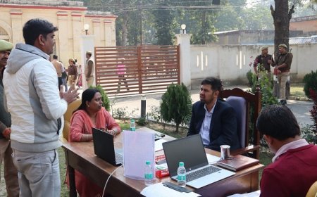 Hardoi: जिलाधिकारी अनुनय झा ने जन सुनवाई में सुनी आमजन की 74 शिकायतें, कई का मौके पर किया निस्तारण।