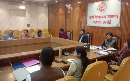 Hardoi: जिलाधिकारी ने की करकरेत्तर व राजस्व कार्यों की समीक्षा, कम रैंकिंग वाले विभागों को दिए सुधार के निर्देश। 