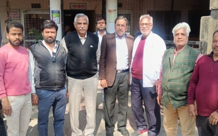 Hathras : हाथरस में जीएसटी कार्यालय में एसआईआर ड्यूटी से काम प्रभावित, व्यापारियों ने किया प्रदर्शन