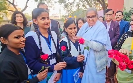 Lucknow: गुलाब देवी ने यूपी बोर्ड परीक्षा के प्रथम दिन किया निरीक्षण, छात्राओं का बढ़ाया उत्साह। 