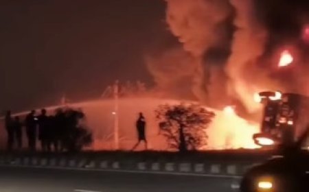 हाईवे पर मोबिल ऑयल टैंकर बना आग का गोला, बिजली के खंभे से टकराकर पलटा टैंकर, लपटें 100 फीट ऊंची उठीं।