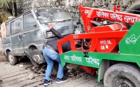 मसूरी में अतिक्रमण पर सख्ती, कसमंडा रोड पर नगर पालिका की बड़ी कार्रवाई, सामान और जर्जर वाहन जब्त।