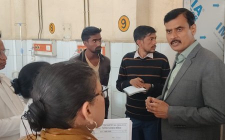 Ballia : बाहर की दवा लिखने पर डॉक्टर को दिया नोटिस, 545 रुपये लौटाने के दिए निर्देश, अस्पताल निरीक्षण के दौरान डीएम ने दिखाए सख्त तेवर