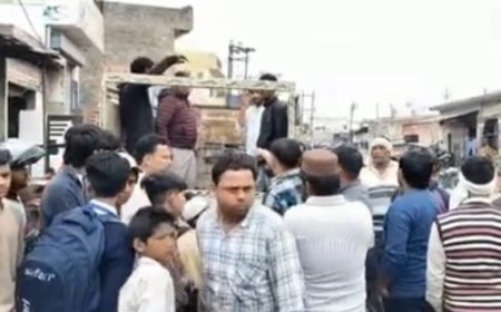 Hapur : बोर्ड परीक्षा से लौट रहे छात्रों की स्कूटी से छोटा हाथी की टक्कर, एक की मौत, दो घायल