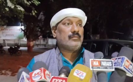 Ballia : अतिक्रमण पर चला जिला प्रशासन का बुलडोजर, धरने पर बैठे दस्तावेज लेखक व स्टाम्प विक्रेता