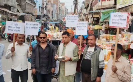 Ballia : बलिया नगर पालिका पर 'कंगाली'  का आरोप लगा! नेता जी ने हाथ में कटोरा लेकर सड़कों पर मांगी भीख।