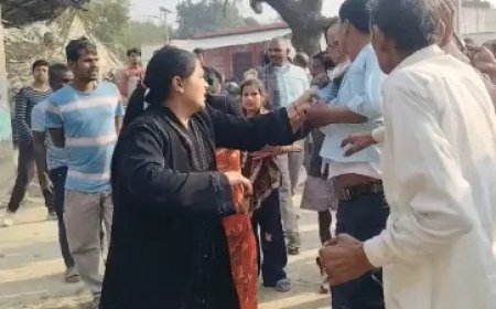 सीतापुर में बुर्का पहनकर पति की जासूसी करने वाली पत्नी ने चौराहे पर की जमकर पिटाई।