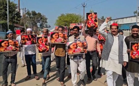 Sambhal : ‘यादव जी की लव स्टोरी’ फ़िल्म पर प्रतिबंध की मांग, सम्भल में सपा नेताओं का जोरदार विरोध प्रदर्शन