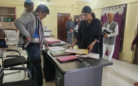 Hardoi : माधौगंज ब्लॉक का मुख्य विकास अधिकारी सान्या छाबड़ा ने किया औचक निरीक्षण, ग्राम विकास अधिकारी निलंबित