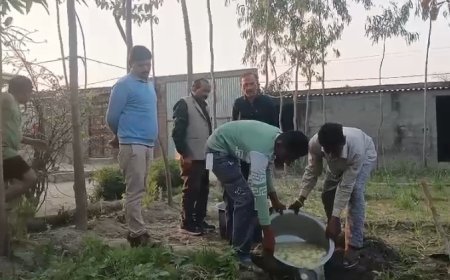 Sambhal : होली से पहले मिलावट पर सख्ती: 250 किलो रसगुल्ला नष्ट, मिठाई इकाई सील