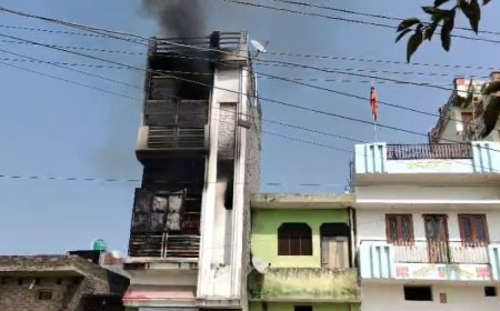 Sambhal : हल्लू सराय में तीन मंजिला मकान में भीषण आग, किराएदार का लाखों का सामान जलकर राख