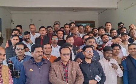 Sambhal : रामपुर में पत्रकार पर हमले के विरोध में सम्भल के पत्रकारों का प्रदर्शन, डीएम-एसपी को सौंपा ज्ञापन। 