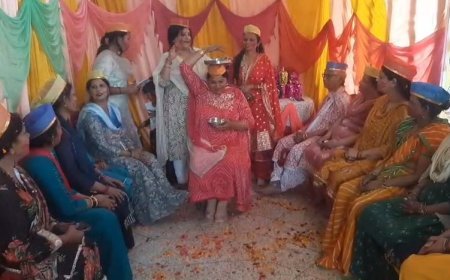 Sambhal: महिलाओं ने गीत-संगीत और पुष्प होली से रचाया रंगों का उत्सव।