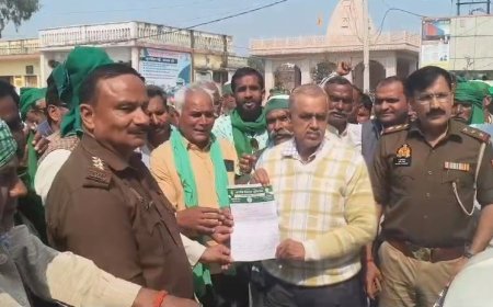 Sambhal: भारत–अमेरिका व्यापार समझौते के विरोध में किसानों का जोरदार प्रदर्शन, सम्भल में सौंपा गया राष्ट्रपति को ज्ञापन।