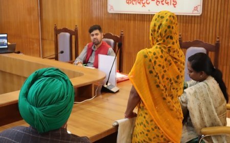 Hardoi: जिलाधिकारी अनुनय झा ने जन सुनवाई में सुनी जनता की व्यथा, 32 शिकायतों का मौके पर निस्तारण। 