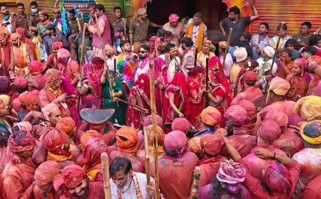 Mathura : रंगोत्सव 2026- नंदगांव के हुरियारों पर बरसाना में बरसीं प्रेम की लाठियां, परंपरा का उड़ा गुलाल