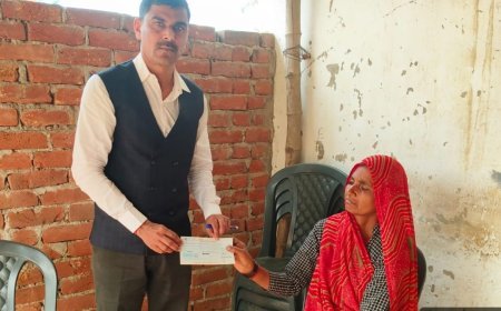 Bahraich : मृतक पूर्व क्षेत्र पंचायत सदस्य जगदेव यादव के परिवार को 50 हजार रुपये की आर्थिक सहायता