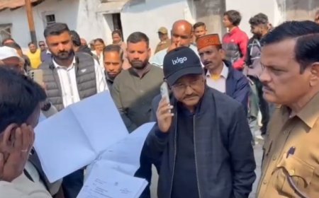 मसूरी रेलवे भूमि विवाद गहराया, नोटिस के बाद लोगों का विरोध, बोले 'बिना सबूत किया जा रहा परेशान'।