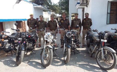 Hathras: मॉडिफाइड साइलेंसर के खिलाफ विशेष अभियान, 8 बाइक सीज।