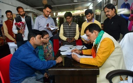 Lucknow: ए के शर्मा ने जनसुनवाई में सुनी जनता की समस्याएं, दिए त्वरित निस्तारण के सख्त निर्देश।