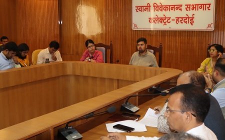 Hardoi: जिलाधिकारी की बैठक: सीएम डैशबोर्ड रैंकिंग में सुधार और सूचना फीडिंग पर जोर। 
