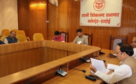 Hardoi: जिलाधिकारी ने ली स्वच्छ भारत मिशन ग्रामीण फेज-2 की प्रगति की विस्तृत समीक्षा। 