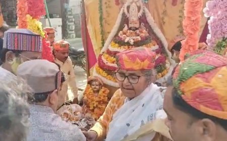 Sambhal: सम्भल में होली पर निकली भव्य खाटू श्याम शोभायात्रा, रंगभरी एकादशी पर थिरकीं राज्य मंत्री गुलाब देवी, शांति और सद्भाव का दिया संदेश।