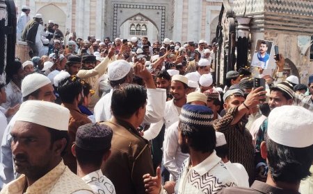 Deoband : भीम आर्मी कार्यकर्ताओं ने रोजेदारों पर की पुष्प वर्षा