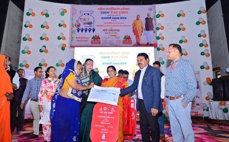 Hardoi: होली पर महिलाओं को तोहफा: उज्ज्वला योजना के तहत निःशुल्क रिफिल सब्सिडी वितरण। 