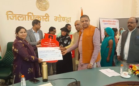 Gonda : उज्ज्वला योजना के 400 लाभार्थियों को मुफ्त सिलेंडर रिफिल सब्सिडी के चेक वितरित