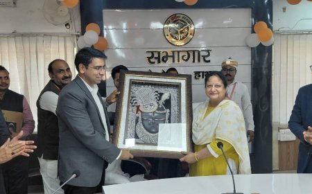 Hathras : आयुक्त अलीगढ़ मंडल ने हाथरस कलेक्ट्रेट का निरीक्षण किया, विभिन्न विभागों को दिए निर्देश