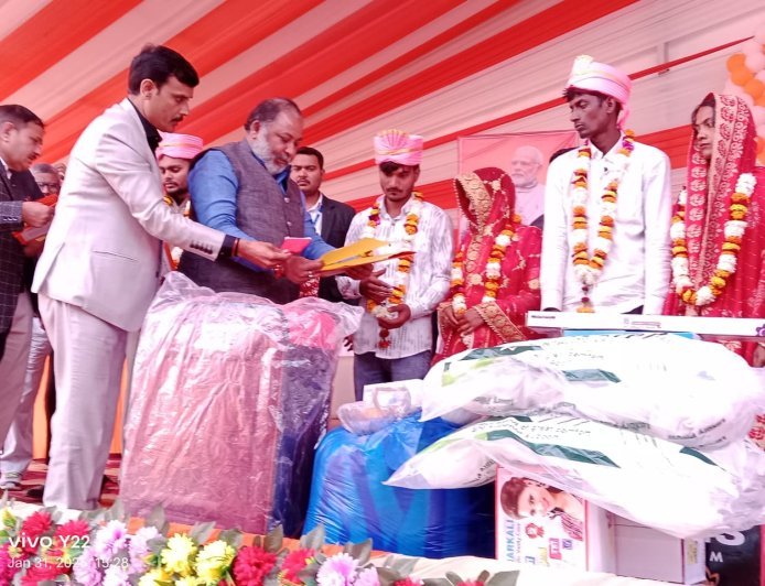 Ballia : CM सामूहिक विवाह समारोह, 227 जोड़ों ने एक-दूजे का थामा हाथ, प्रति जोड़ा रूपये एक लाख की सहायता, 24 प्रकार के उपहार दिए