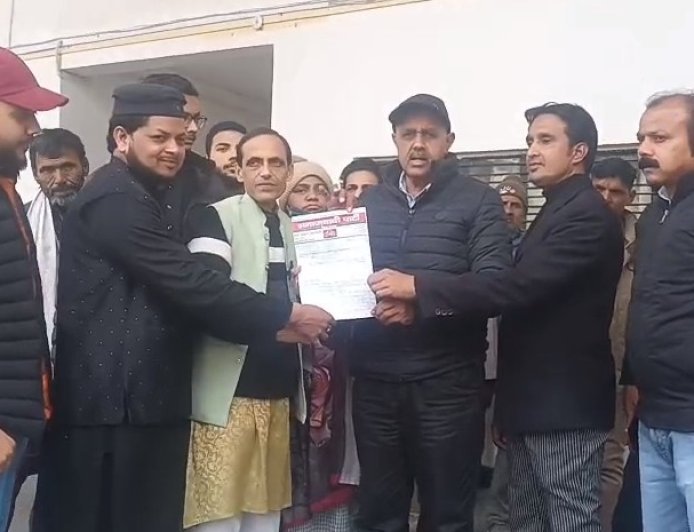 Sambhal: शब-ए-बारात को लेकर सम्भल में सफाई और सुरक्षा की मांग, सपा नेताओं ने सौंपा ज्ञापन। 