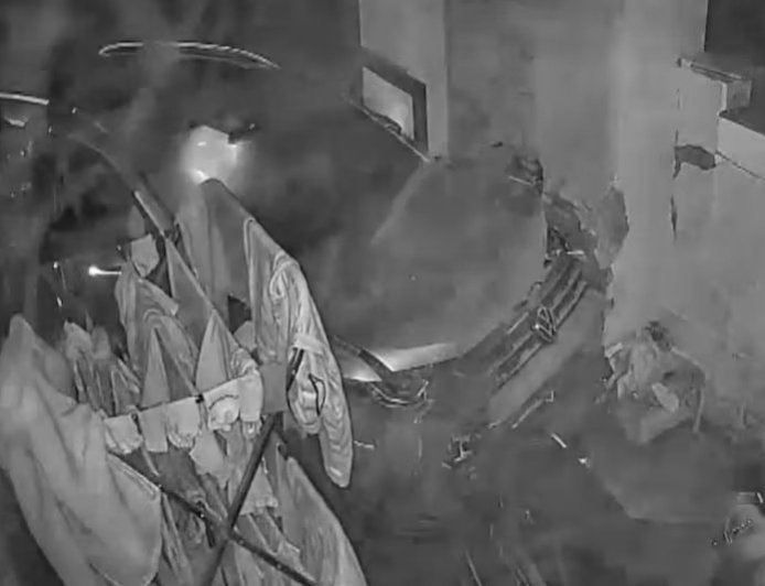 उदयपुर में तेज रफ्तार कार ने घर का गेट तोड़ा- सीसीटीवी में कैद हादसा, कार दीवार से टकराई, चालक फरार