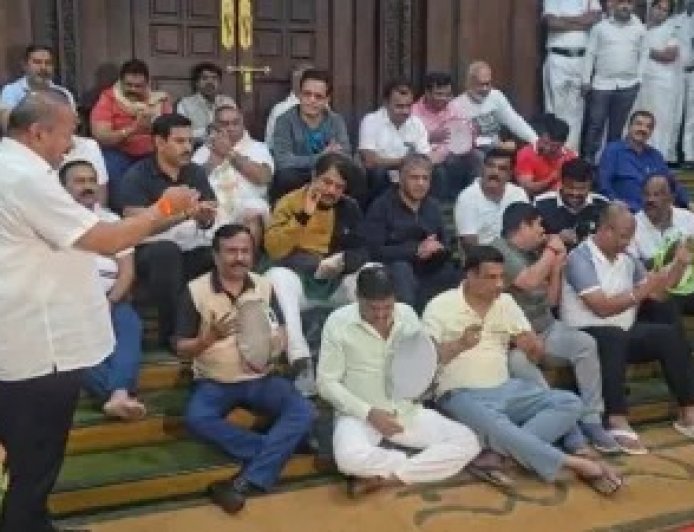कर्नाटक विधानसभा में भाजपा जेडीएस ने रात भर धरना दिया, एक्साइज मंत्री तिम्मापुर के इस्तीफे की मांग।