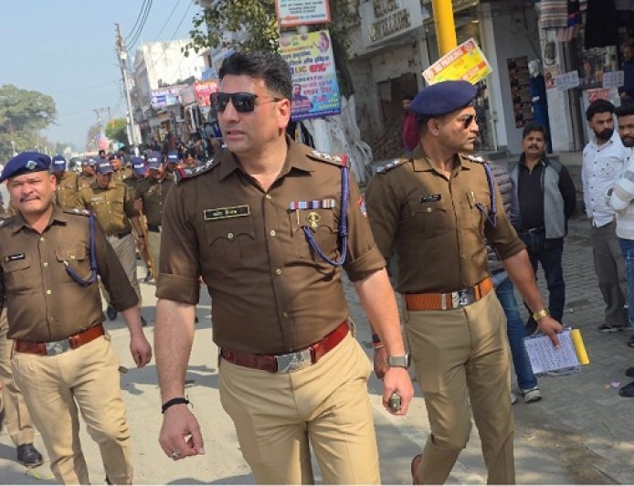 Bajpur: कोतवाल ने फुटपाथ से अतिक्रमण हटवाया व्यापारियों में मचा हड़कंप। 