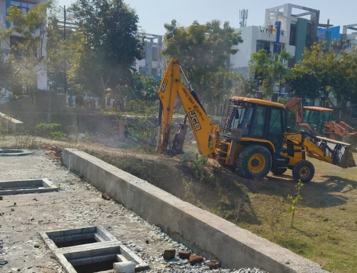 Lucknow : विभूतिखण्ड में रोहताश प्रेसिडेंशियल की पार्किंग में बने अवैध रेस्टोरेंट ध्वस्त 