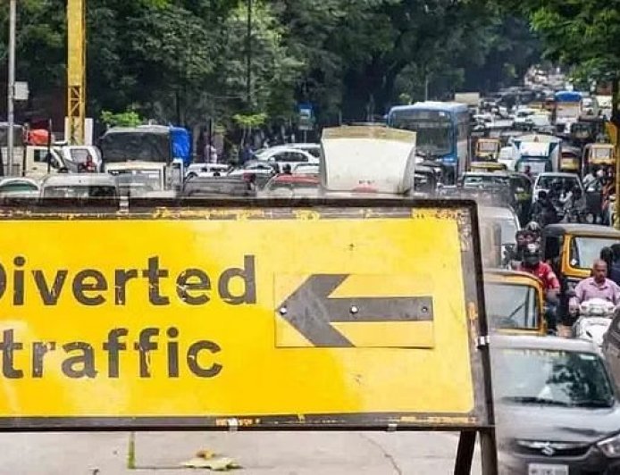 Hardoi : संडीला में रेलवे ओवरब्रिज निर्माण के लिए यातायात डायवर्जन, भारी वाहनों के लिए वैकल्पिक मार्ग तय