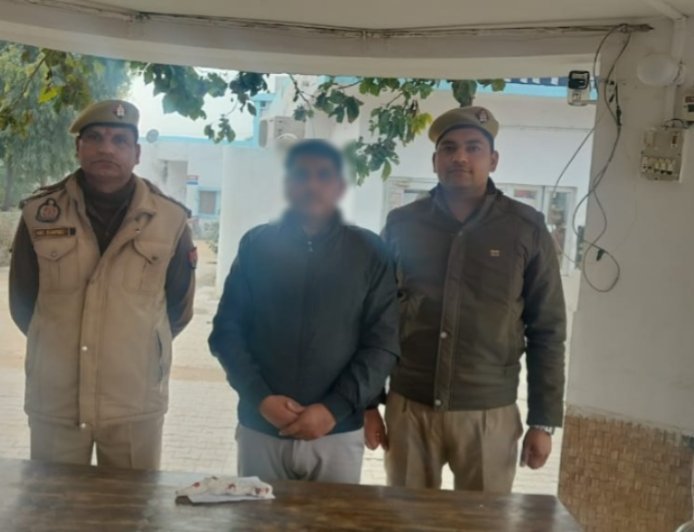 Hathras : सिकंदराराऊ पुलिस ने एक अभियुक्त को अवैध तमंचा और कारतूस के साथ गिरफ्तार किया