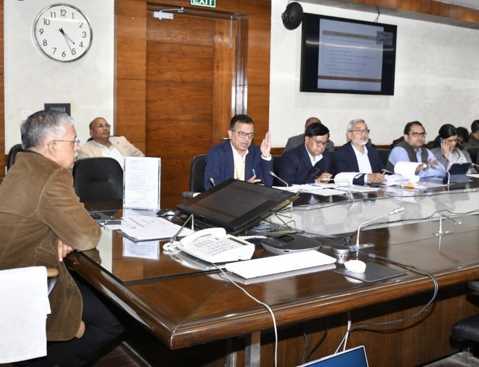 Lucknow : उत्तर प्रदेश में मुख्य सचिव एस पी गोयल ने यूपी बोर्ड परीक्षाओं को नकलविहीन बनाने के सख्त निर्देश दिए