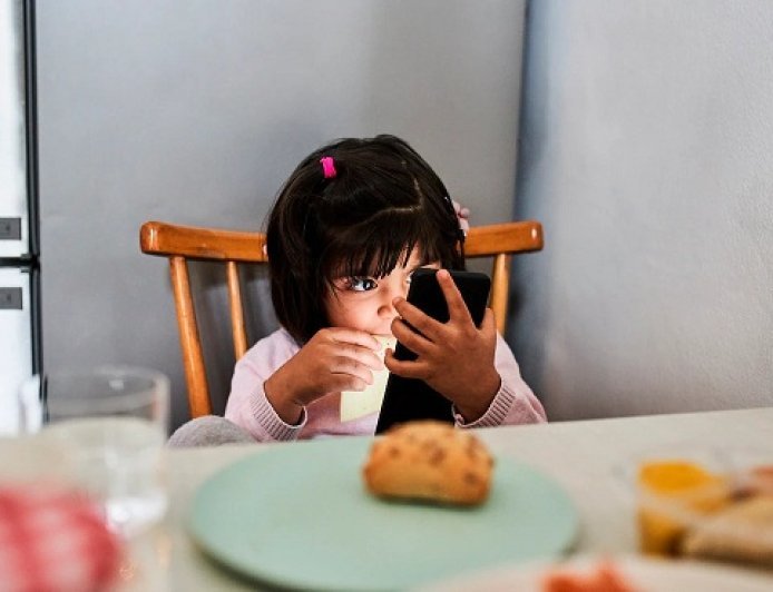 Special : गाजियाबाद में तीन नाबालिग बहनों की मौत ने उजागर किया मोबाइल की लत का खतरनाक चेहरा बच्चों को बचाने की जरूरत। 