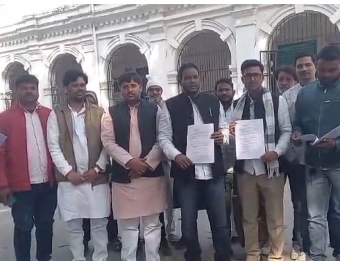 Ballia: सिवान कला गांव में अराजक तत्वों द्वारा फॉर्म 7 भरकर मतदाता सूची से मतदाताओं के नाम कटवाने की साजिश। 