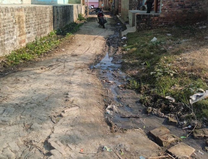 Sitapur : सीतापुर के खैराबाद में जल जीवन मिशन के कार्य दो साल बाद भी अधूरे, ग्रामीणों को नहीं मिल रहा शुद्ध पानी