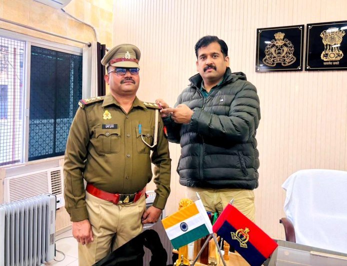 Sitapur : उप निरीक्षक सुनित कुमार को निरीक्षक पद पर पदोन्नत किया, पुलिस अधीक्षक ने लगाया स्टार